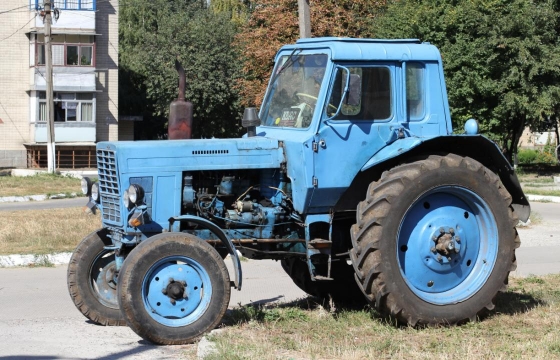 Два жителя Ставрополья угнали трактор ради поездки в магазин