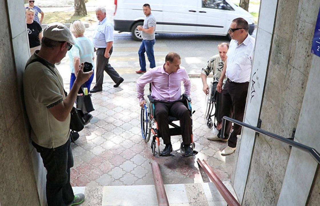 Мэр Феодосии пересел в инвалидное кресло