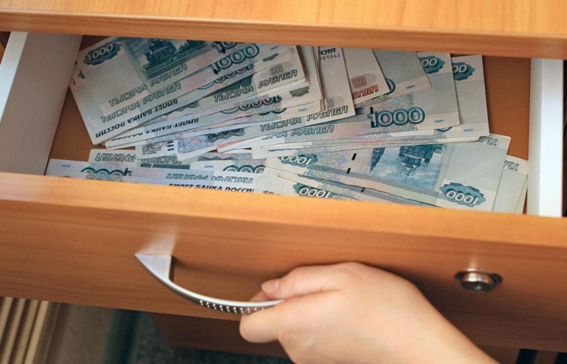 Крымский чиновник кормил своего родственника из бюджета