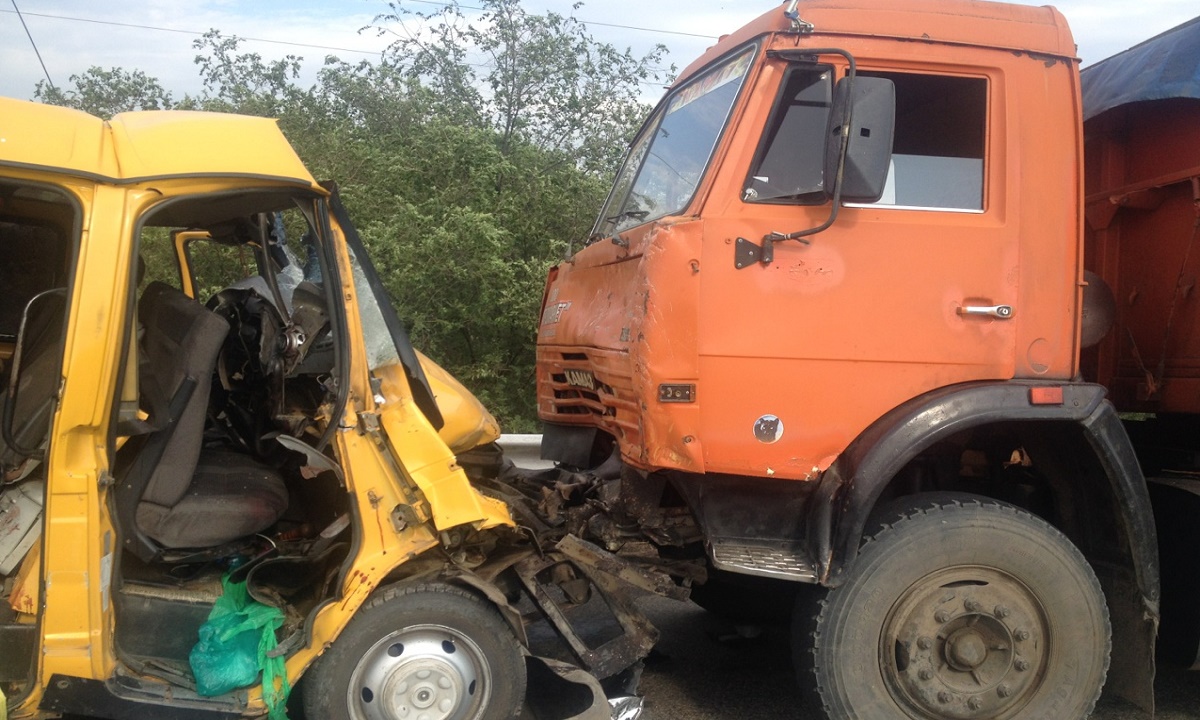 Микроавтобус и КамАЗ столкнулись в Кабардино-Балкарии. 11 пострадавших