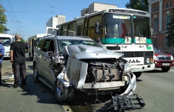 В Ростове водитель на Mercedes врезался в две маршрутки и автобус, а после сбежал