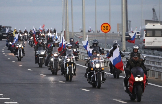Байкеры первыми нарушили ПДД на Крымском мосту