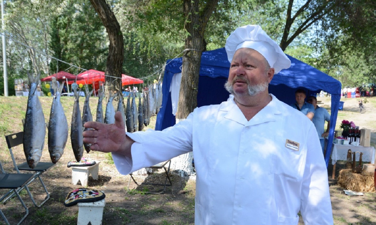 Две тонны рыбы съели на фестивали селедки в Ростове