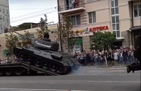 В Ростове после Парада Победы танк чуть не въехал в толпу на тротуаре