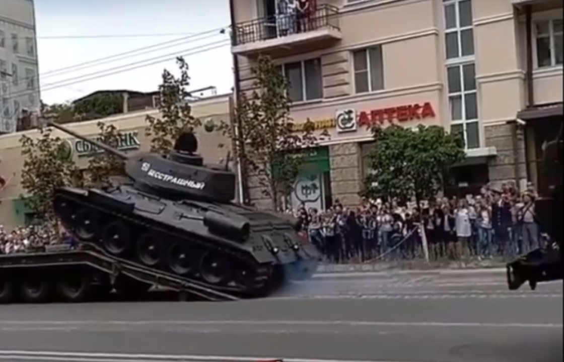 В Ростове после Парада Победы танк чуть не въехал в толпу на тротуаре