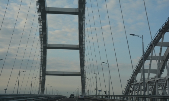 Четыре машины эвакуировали с Крымского моста за первый день его работы