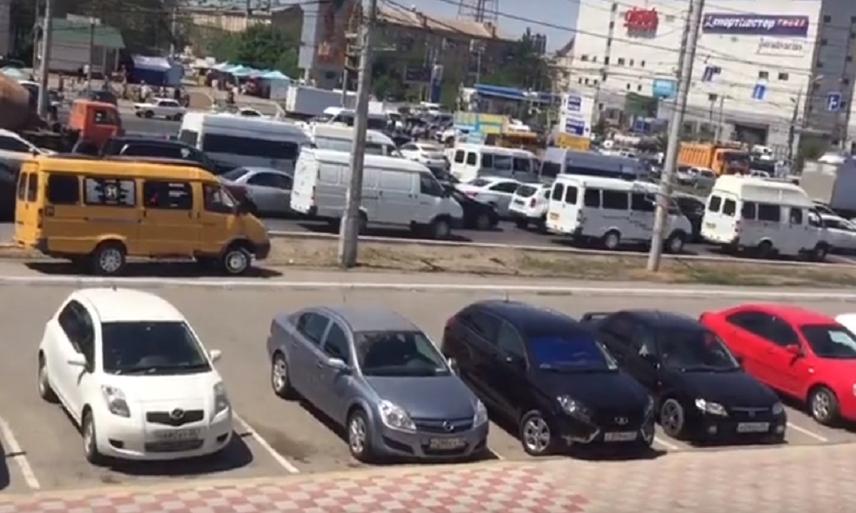 Оштрафованы водители маршруток из Астрахани, объезжавшие пробку по тротуару