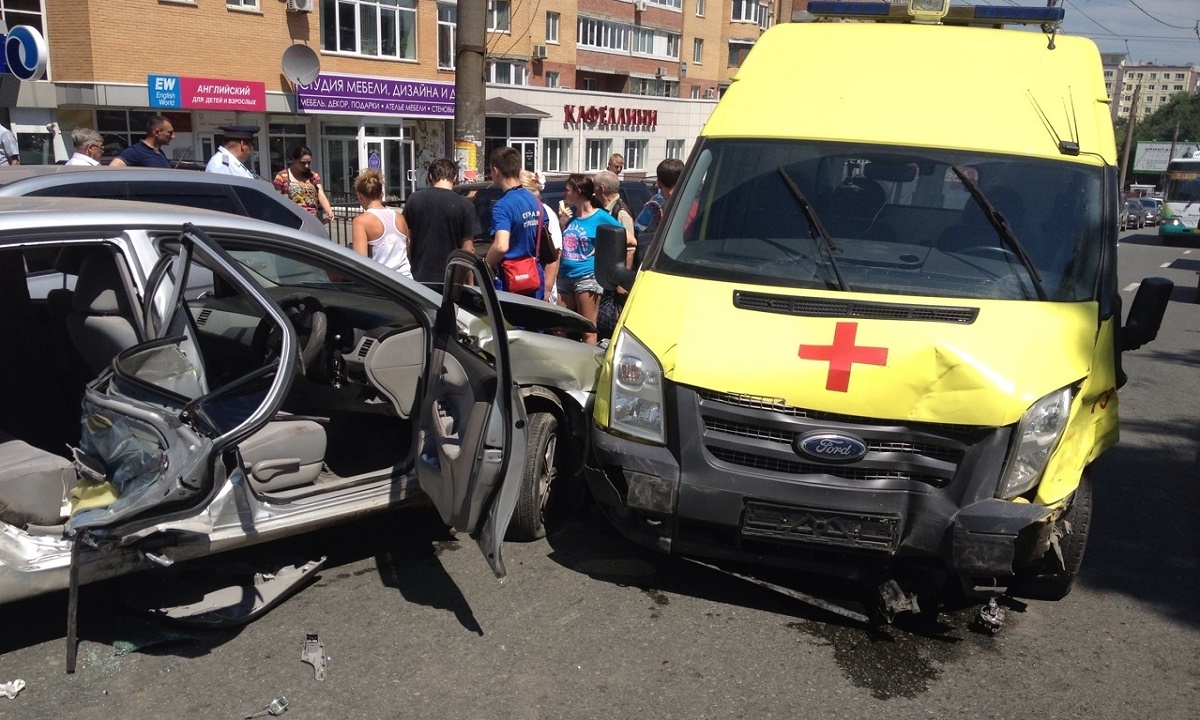 Забывший включить «маячок» водитель скорой помощи из Астрахани стал виновником ДТП