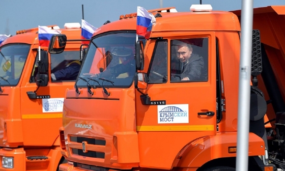 Владимир Путин первым проехал по Крымскому мосту. Фоторепортаж