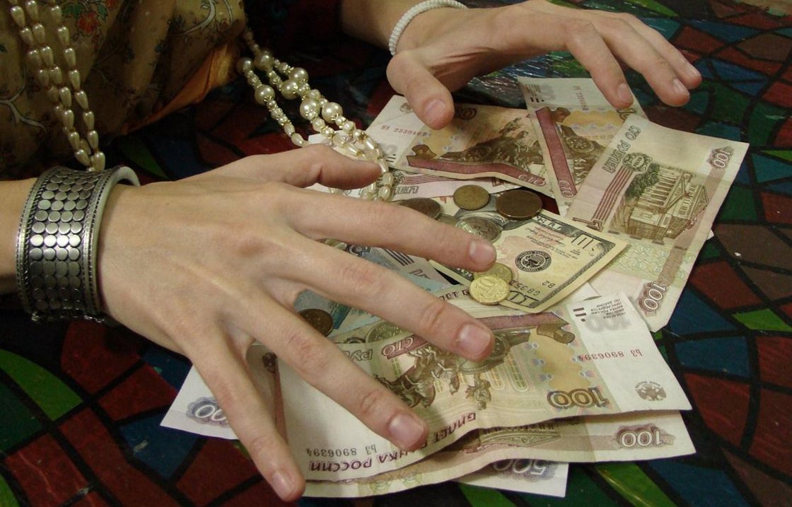 На Кубани мошенница за снятие порчи выманила у девочки деньги и украшения на полмиллиона