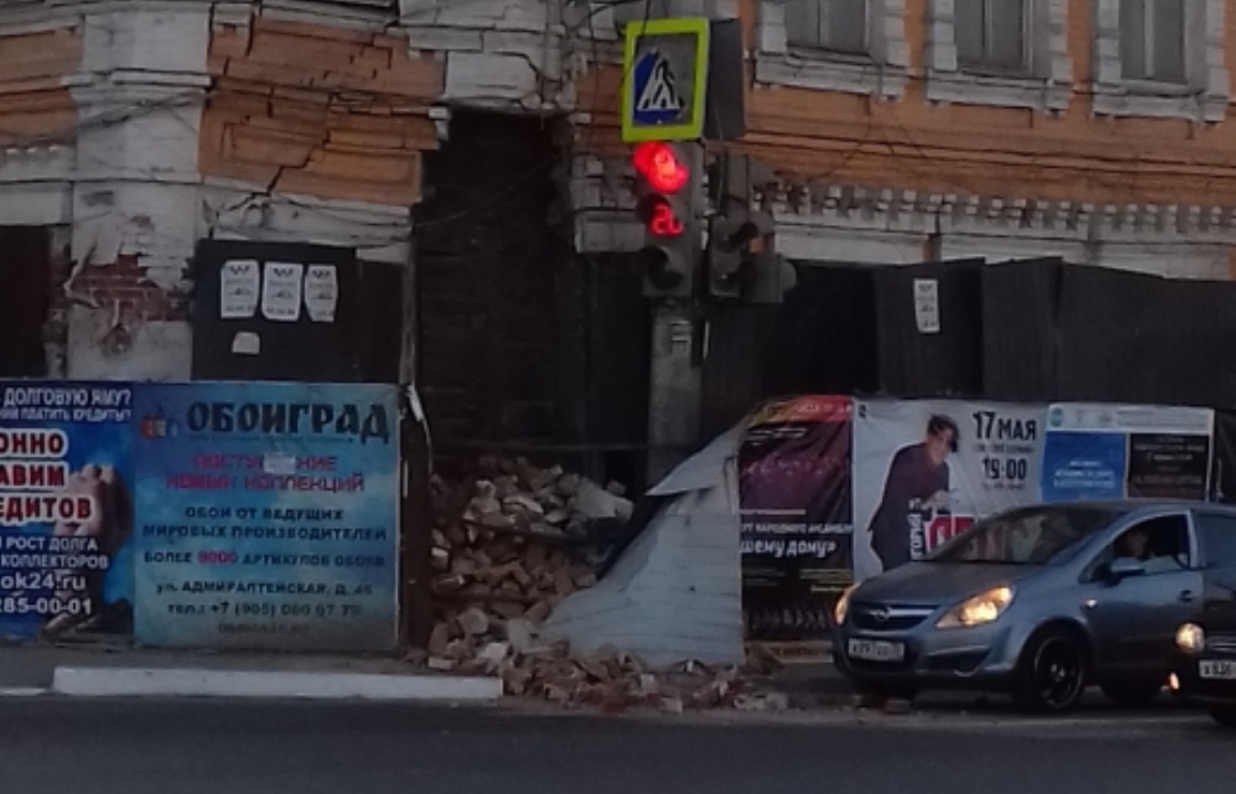 В Астрахани обрушилась стена аварийного дома