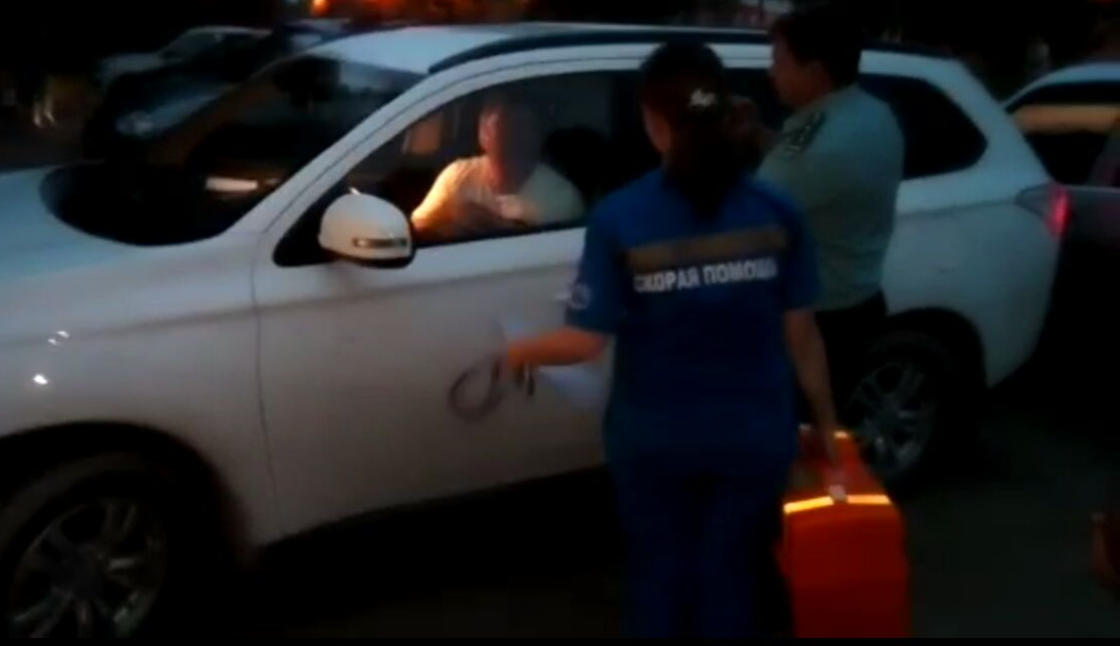 В Армавире должник прятался от полицейских и приставов в машине