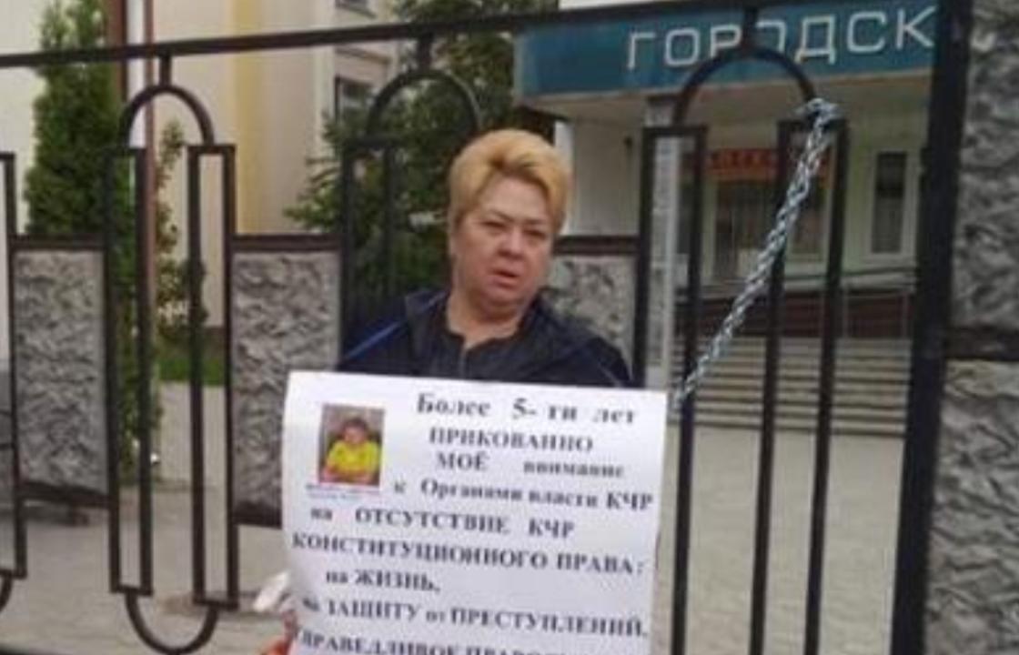 Жительница Черкесска приковала себя цепями к воротам больницы