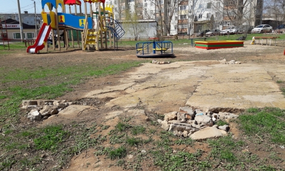 Власти Ахтубинска демонтировали детскую площадку, которую многодетная мать просила благоустроить
