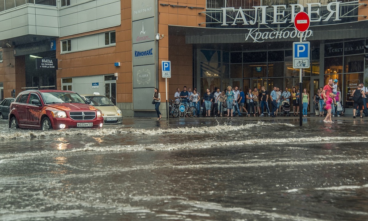 10 вакуумных машин откачивали воду с улиц Краснодара после сильнейшего ливня