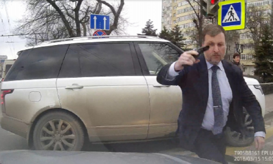 Депутат городской думы Ростова от «Единой России» размахивал на дороге пистолетом