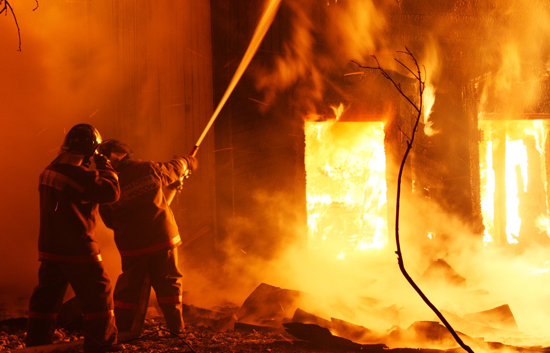 Мебельный цех ночью сгорел в Махачкале