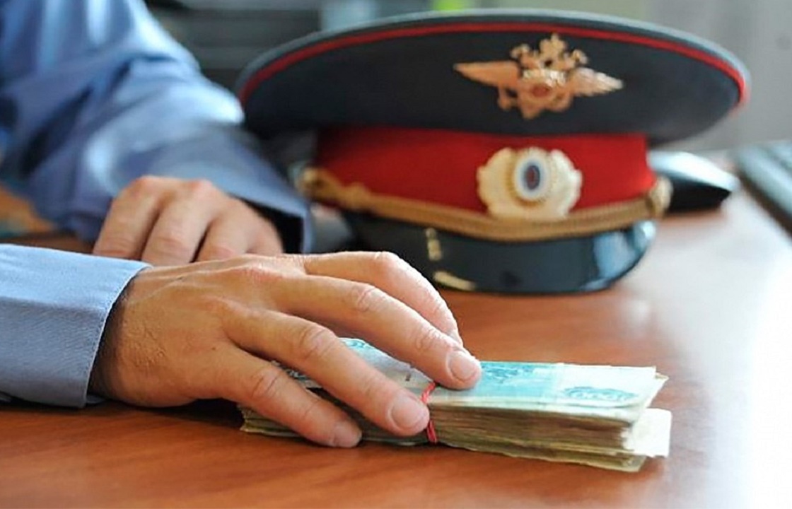 Начальник отдела в УВД Астрахани за 500 тысяч обещал закрыть уголовное дело