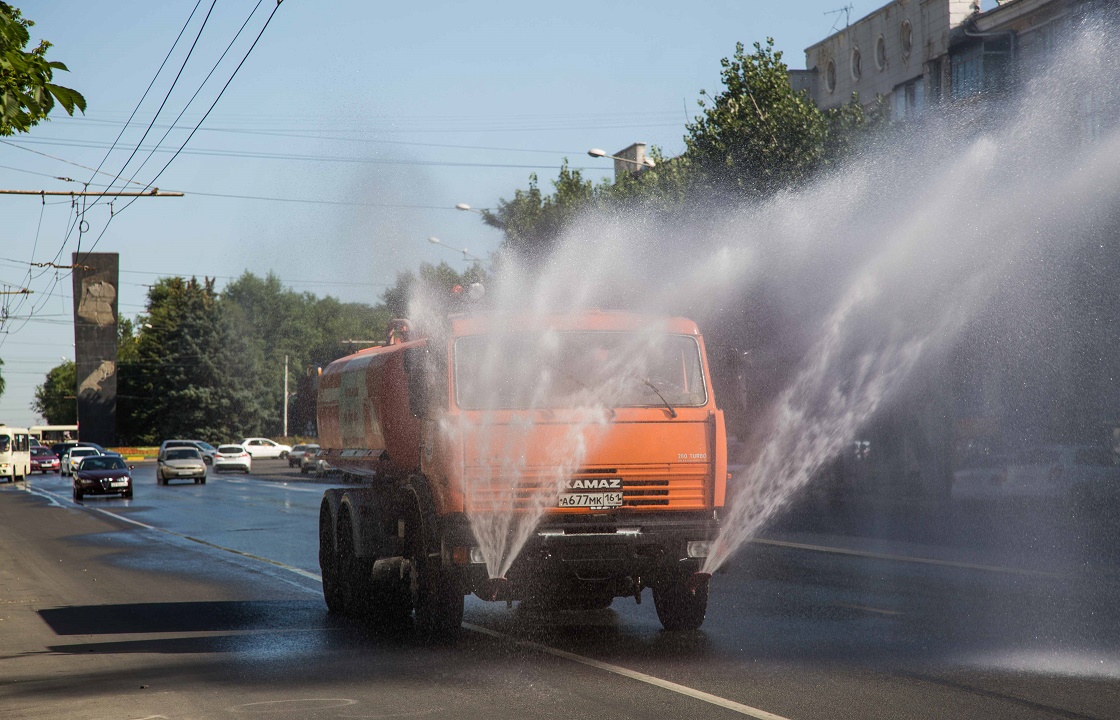 Из-за жары в Волгограде стали чаще поливать дороги и раздавать воду
