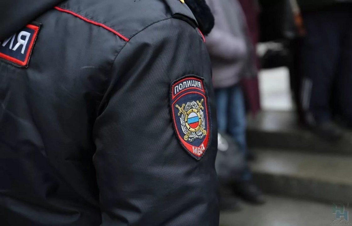 Астраханец избил зажатого дверью полицейского
