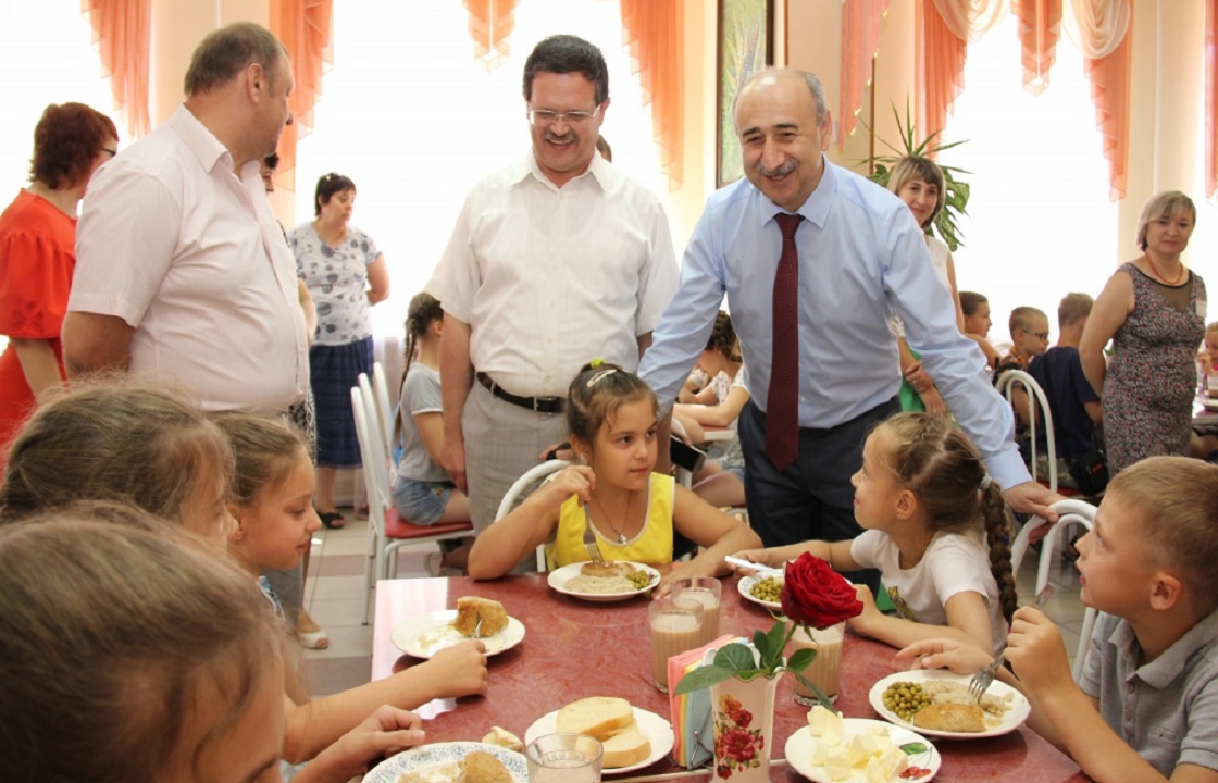 Как накормить ребенка на 163 рубля в день узнали депутаты Ростова