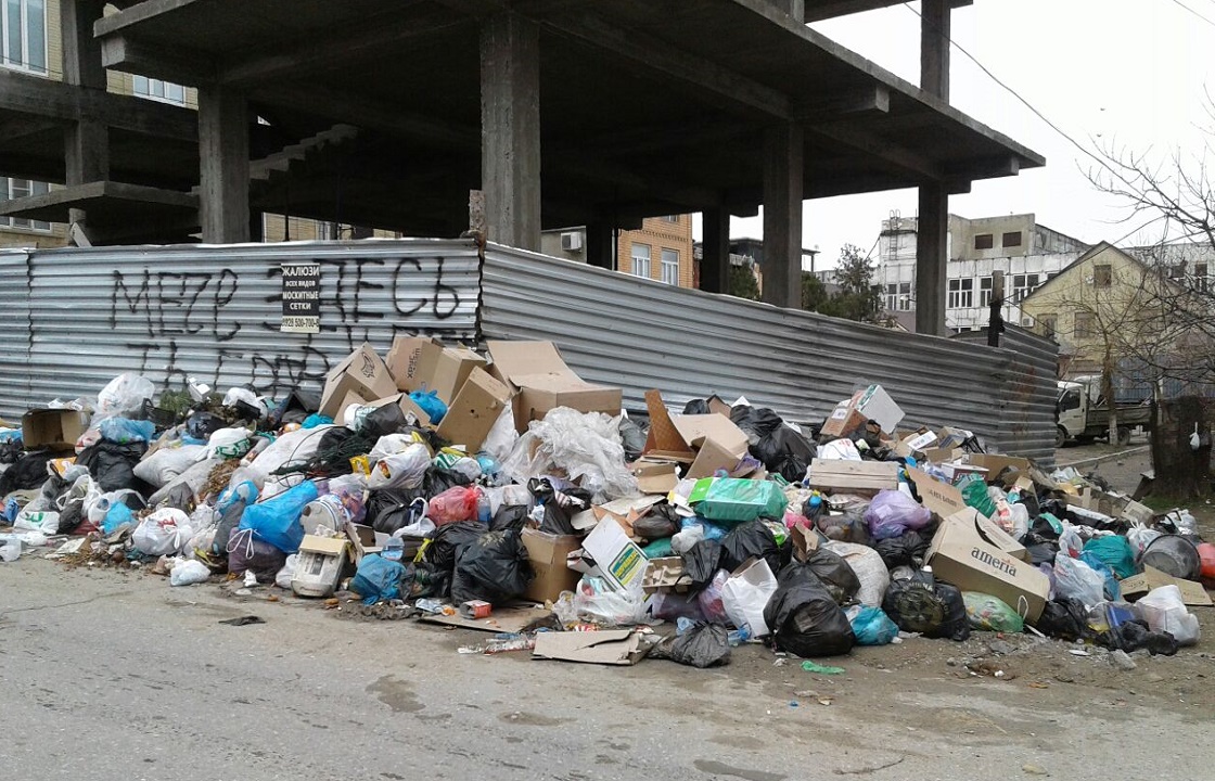 «Дискредитация власти» - мэрия Махачкалы о ролике с плывущей по каналу горой мусора