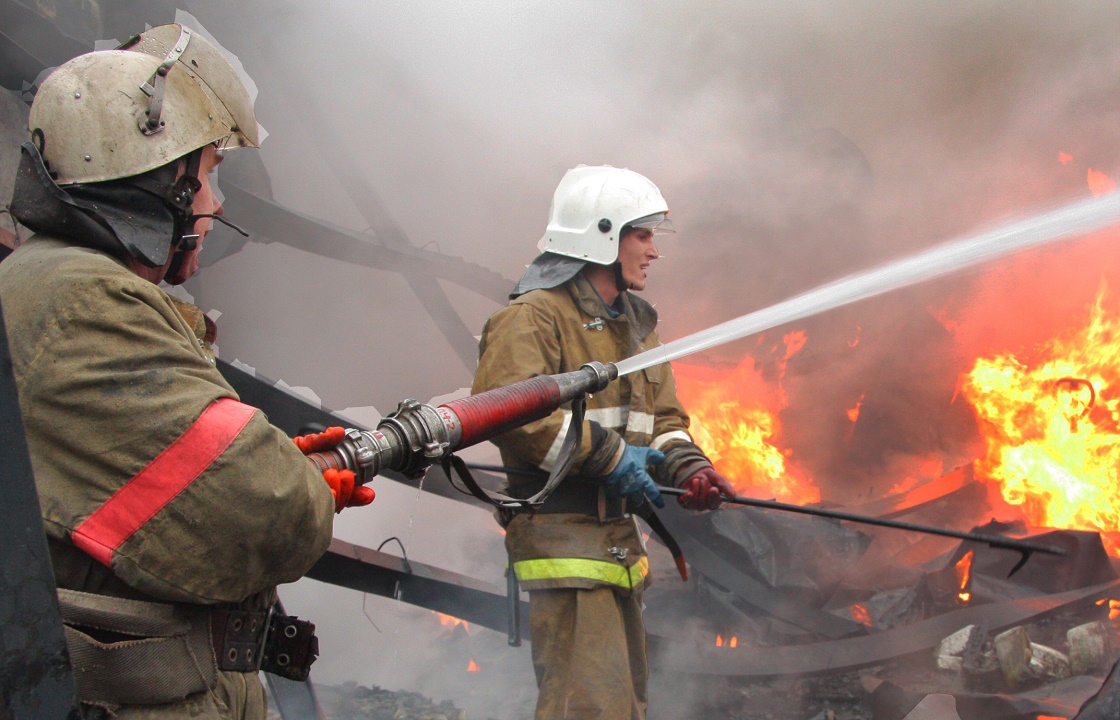 Крупный склад сгорел в Краснодарском крае