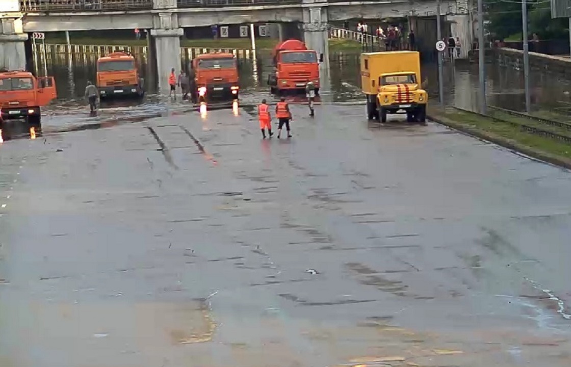Из-за ливня в Краснодаре остановилось движение трамваев