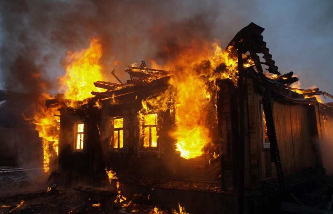 Из-за детской шалости под Астраханью сгорел дом. Спасена семья