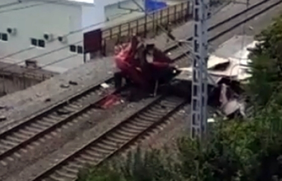 Девять поездов задержано из-за падения на пути в Сочи КамАЗа. Видео