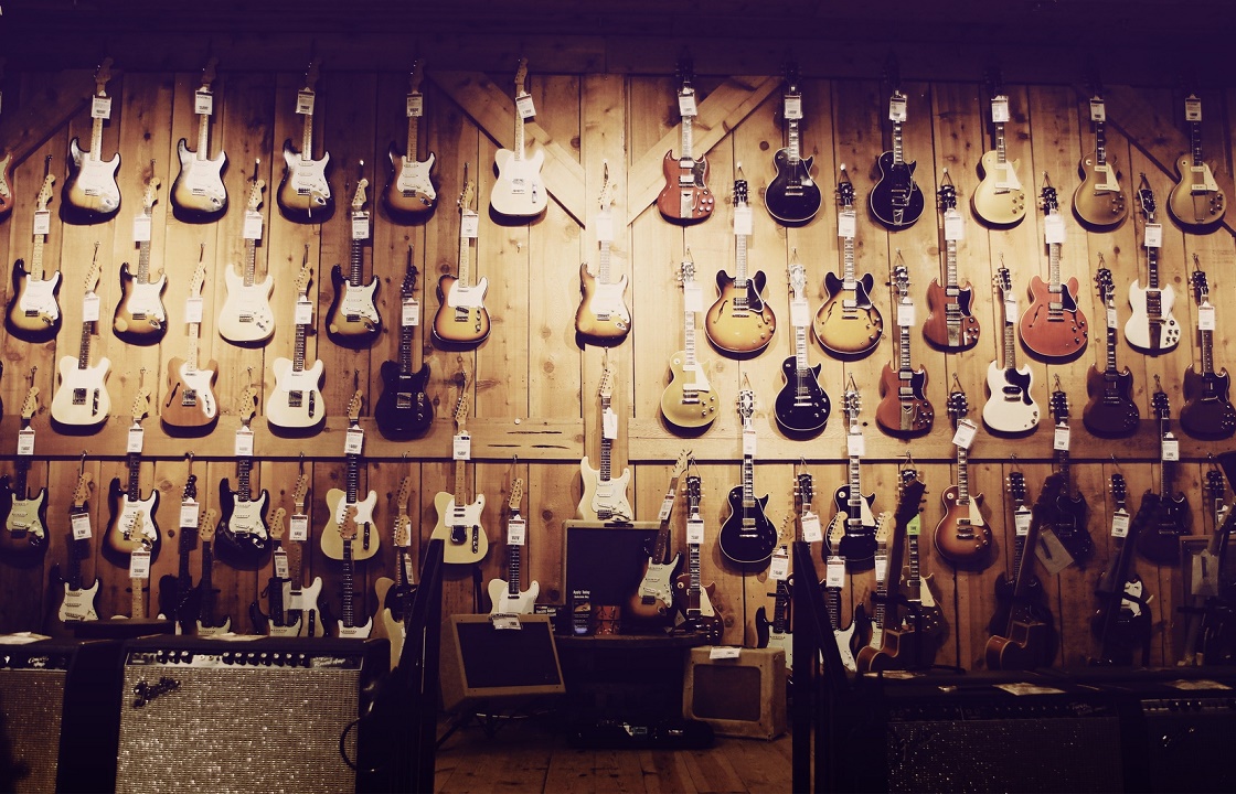Коллекцию гитар из-за долга мог потерять музыкант из Ставропольского края