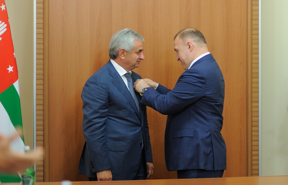 Президента Абхазии наградили «Славой Адыгеи»