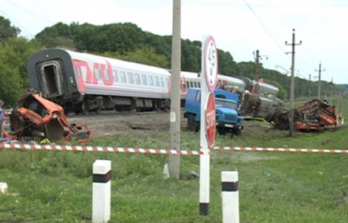 Поезд и КамАЗ столкнулись в Ростовской области. Двое погибших