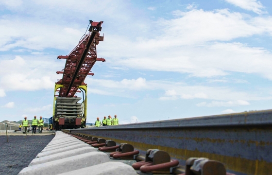 Первые рельсы уложены на Крымском мосту. Фоторепортаж