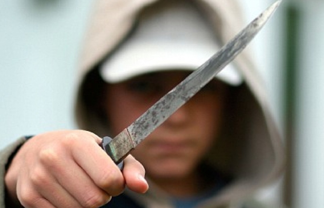 В Ростове неадекватный наркоман с ножом взял в заложники женщину. Видео 18+