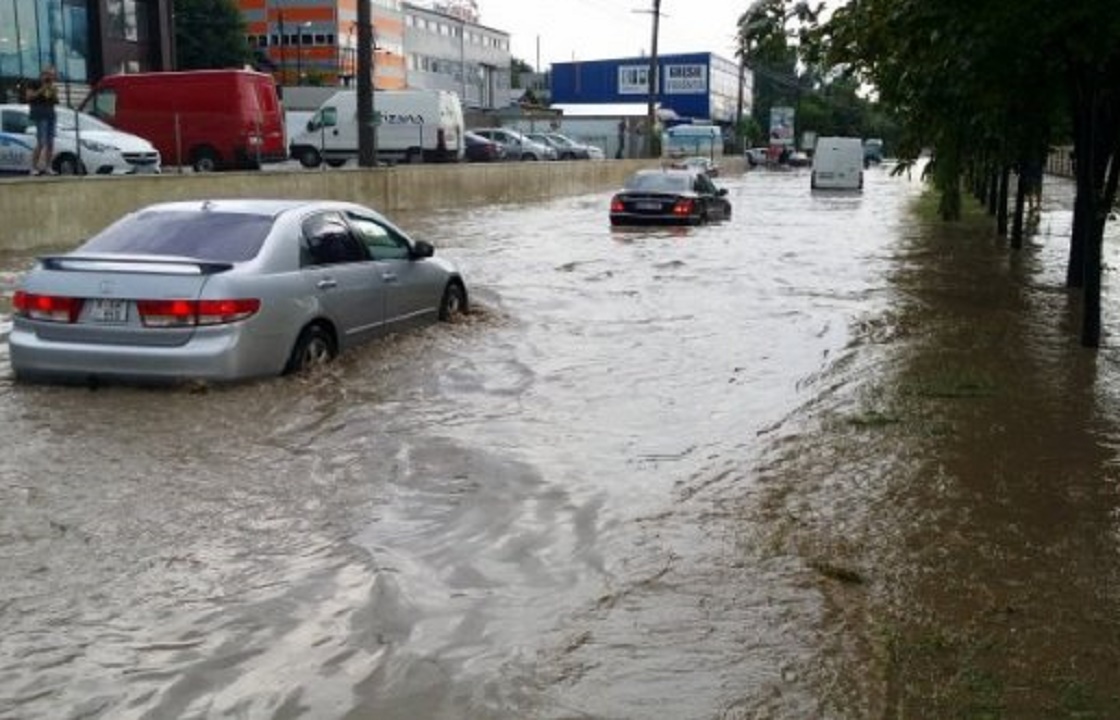 Ливень смыл дорогу и дважды затопил вокзал в Новочеркасске. Видео
