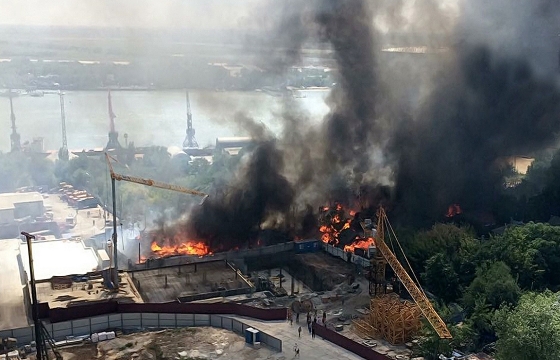 Власти Ростова рассказали, как застроят выгоревший год назад Театральный спуск