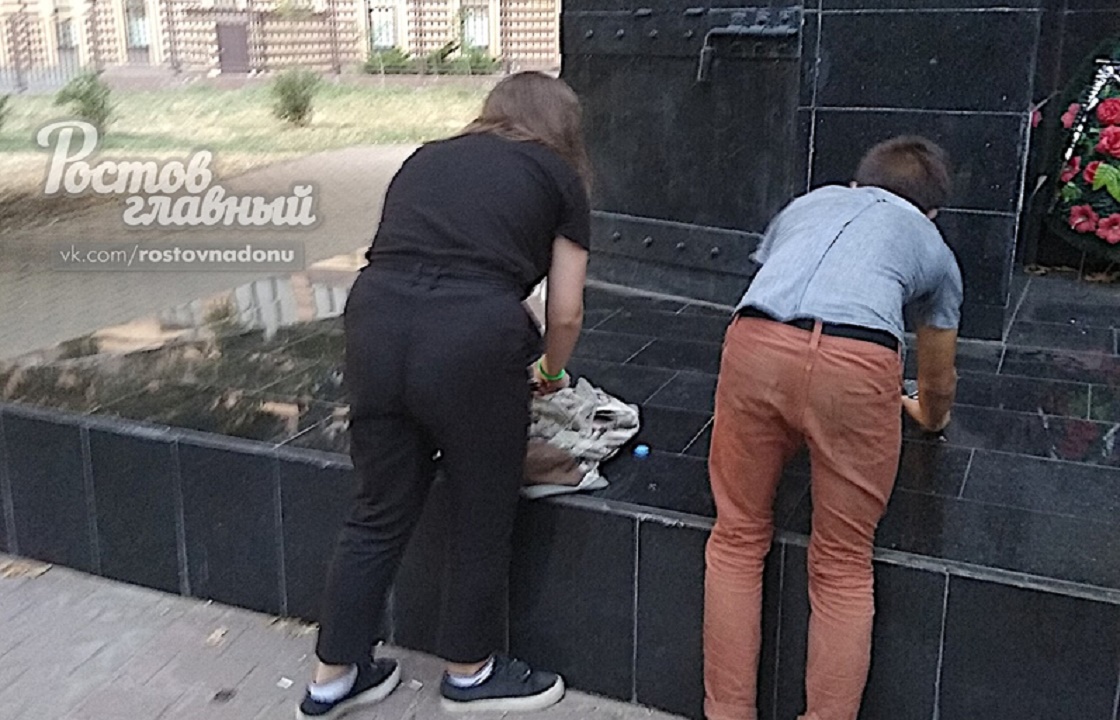 Костер на памятнике жертвам политических репрессий развели в Ростове. Полиция бездействует