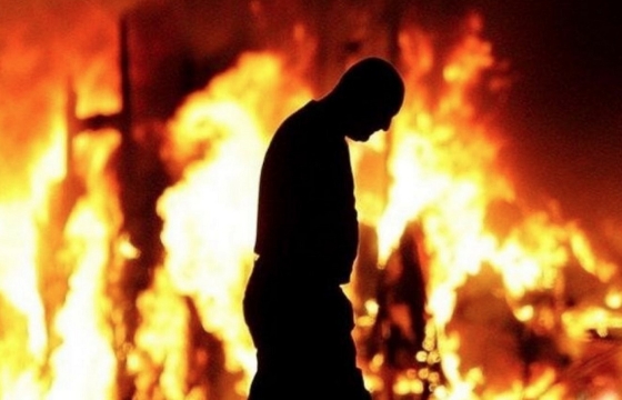 Пироман в Крыму за ночь сжег магазин и четыре автомобиля