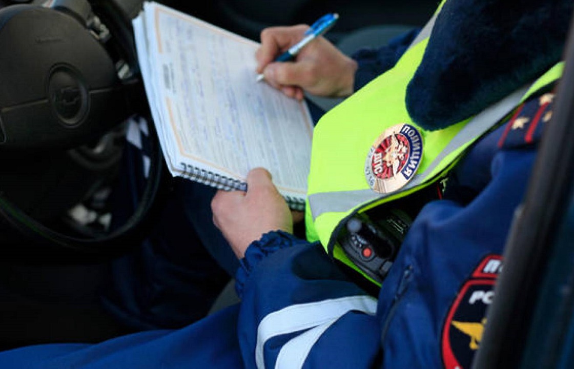 Торговавшему водительскими удостоверениями инспектору ДПС из Волгограда грозит 8 лет