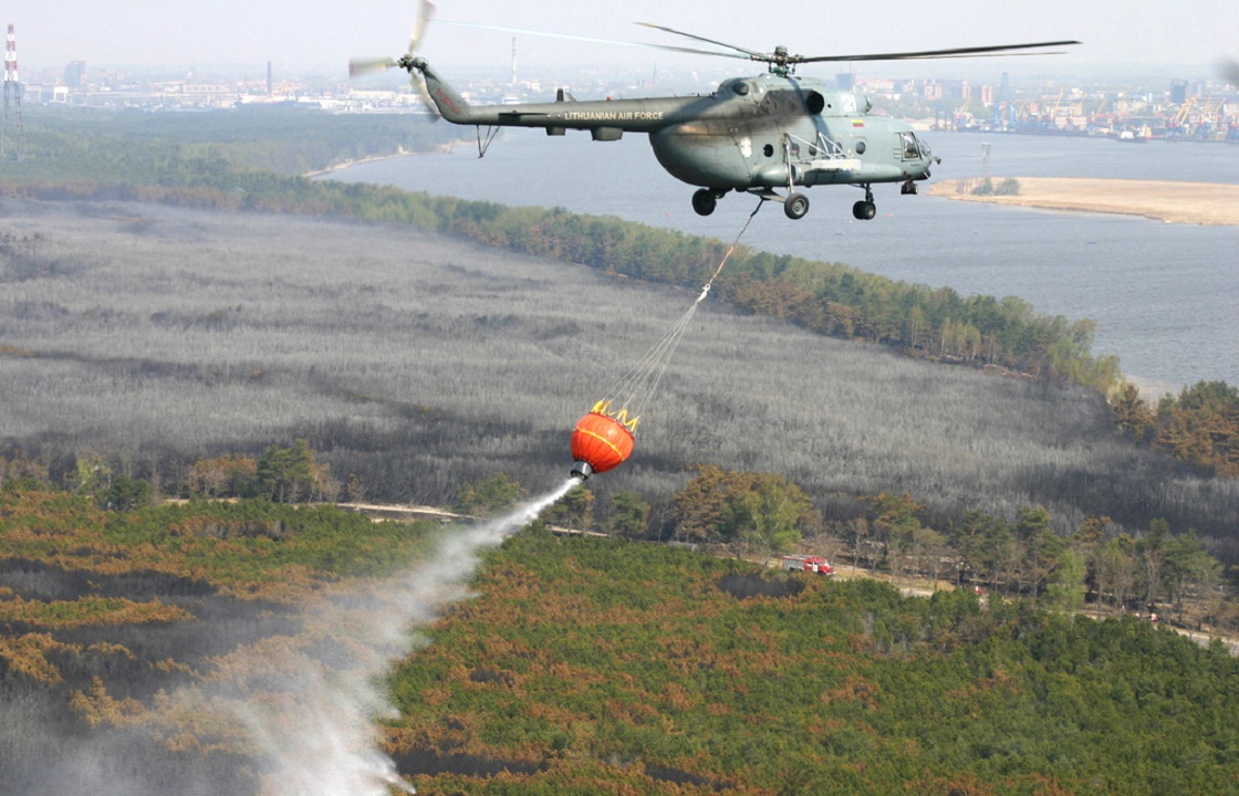 Горящее поле на Кубани тушили с помощью вертолета