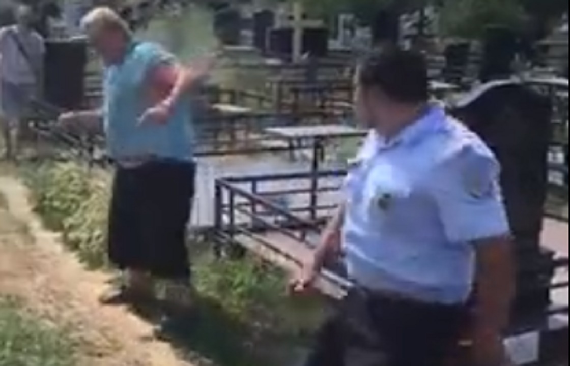 Ростовчанин раскидал полицейских во время драки на кладбище. Видео