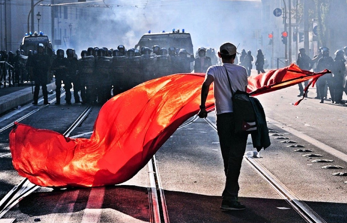 Астраханцев задержали за поднятый флаг СССР. Видео