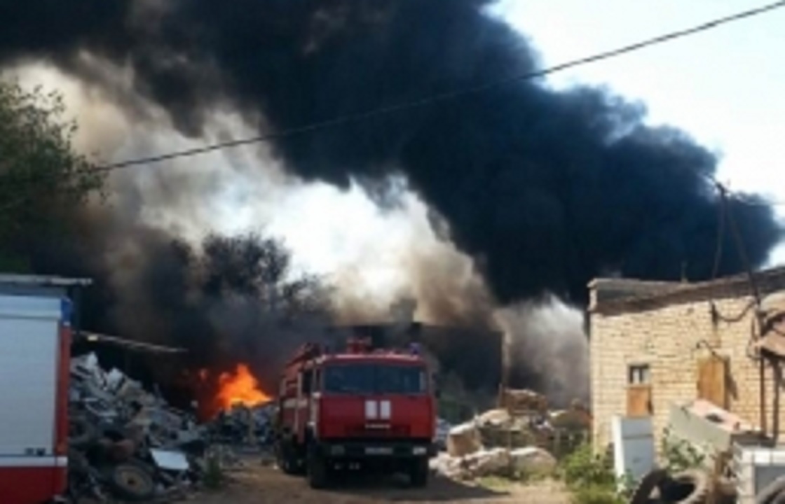 Заброшенный завод в Астрахани тушат с помощью пожарного поезда. Видео