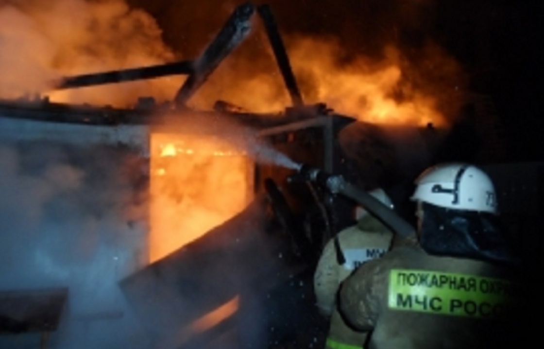 За маленький долг мужчина пытался сжечь семью в Астраханской области