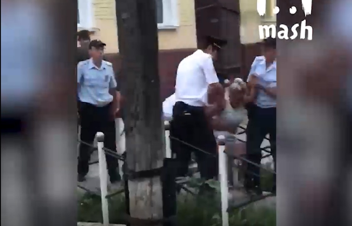 Астраханские полицейские жестко задержали несовершеннолетнюю. Видео
