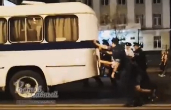 Ростовские полицейские толкали заглохший служебный автобус. Видео