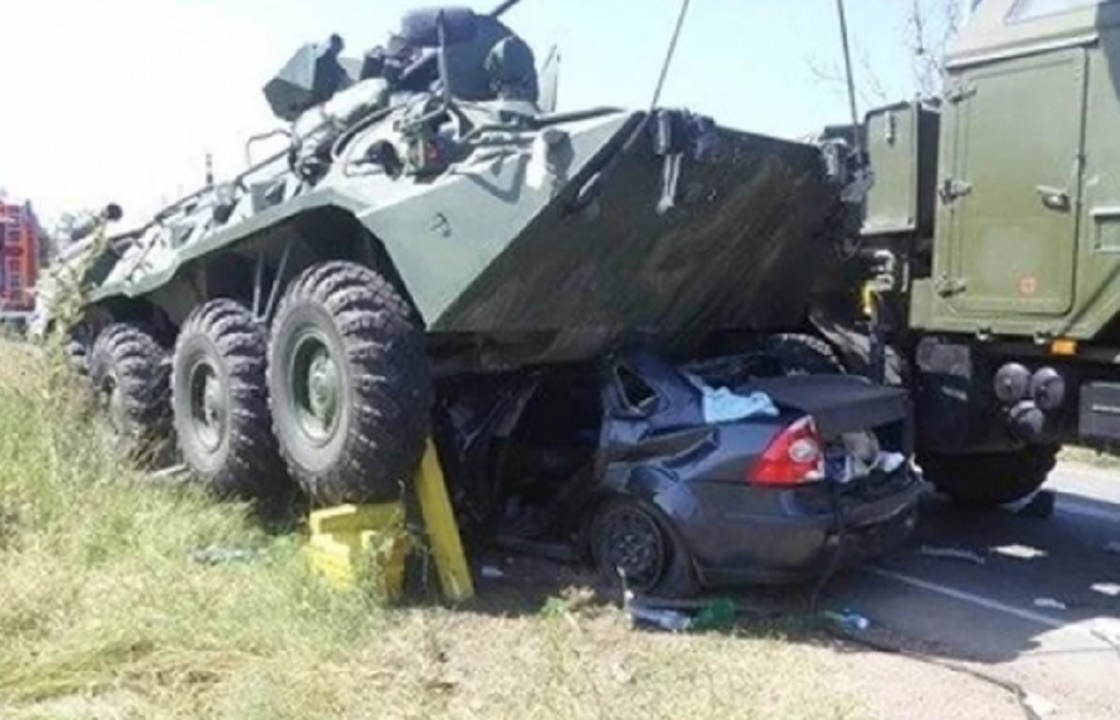 БТР и легковушка столкнулись в Дагестане. Погиб водитель