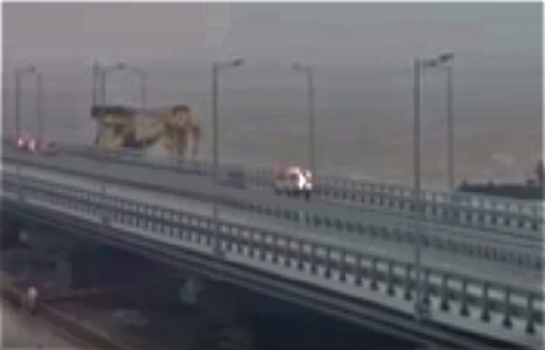 Что произошло после столкновения крана с Крымским мостом - сняли на видео