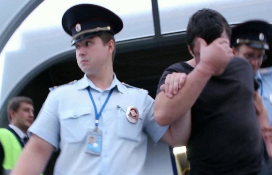 Пьяный пассажир накинулся на девушку-полицейского в аэропорту Ставрополя